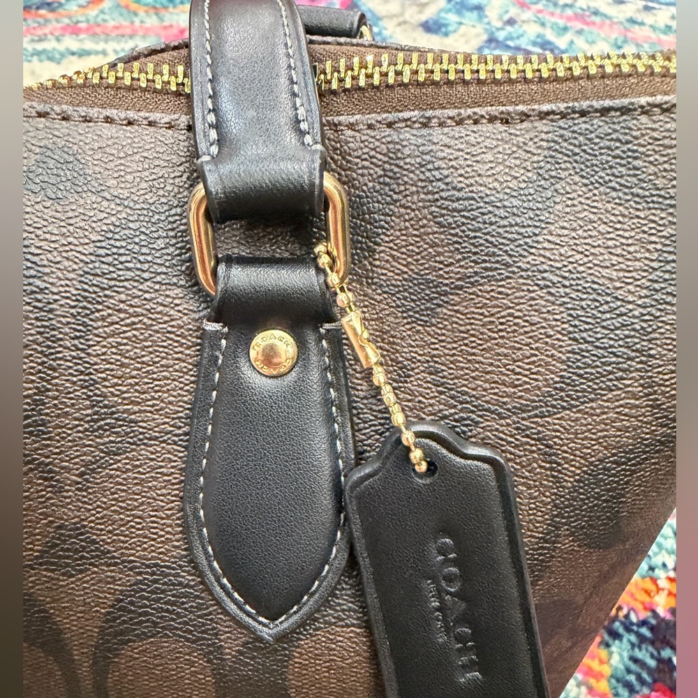 👜 Coach Gallery Tote in Brown Signature canvas with Gold Hardware - Picture 9 of 13